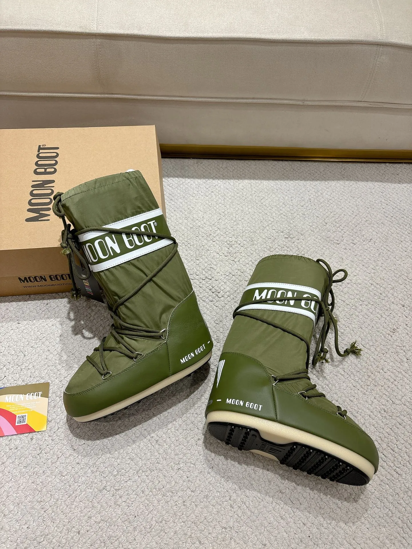 p700 long love style: ❤️ Moon Boot2025 vs autumn and winter popular snow boots series... [Ugly Moon Snow Boots] Forget UGG, fashionable people are wearing Moon Boot snow boots. If you find it difficult to accept the revival of UGG, then there is now a more alternative snow boot that is back, with an inner diameter of 4 cm. That is the Moon Boot. It was already very popular in the millennium. Back then, Paris Hilton and Victoria Beckham Celebrities often wear it, and now the Y2K trend is popular again. The same style is worn by young people in QQ shows, and the ugly snow boots that are shown in thousands of people have become popular again, regardless of men and women. They look slim but warm and easy to wear... ❶Fabric: Original custom/cowhide/woven wool/high mercerized waterproof cloth ❷Inner: original 100% silk cotton liner ❸foot: original 100% silk cotton liner ❹ Outsole: Original molded two-color non-slip outsole ❺ Sole thickness: 4cm (including **) ❻ Code number: 35/38; 39/41; ❼ Packaging: Original full set of packaging ☀ Color: Official website updated simultaneously